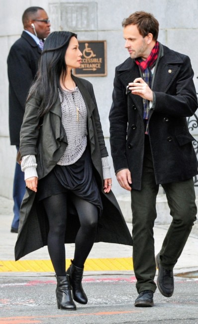 Sherlock (Jonny Lee Miller) et Watson (Lucy Liu) discutent en pleine rue dans New York.