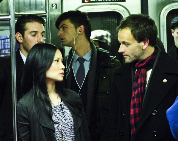 Sherlock (Jonny Lee Miller) et Watson (Lucy Liu) sont dans le métro pour se rendre sur une scène de crime.