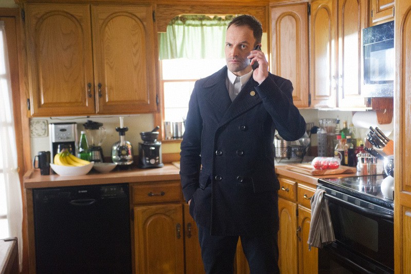 Sherlock au téléphone dans une cuisine