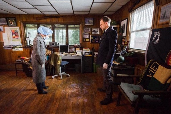 Watson et Sherlock découvrent des traces au sol
