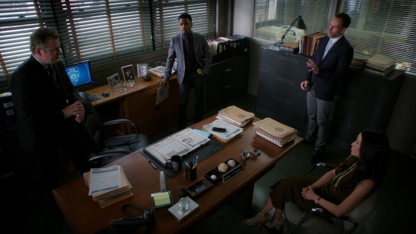 Au bureau de Gregson, il y a lui-même, Bell, Sherlock et Watson